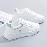 Białe, eleganckie sneakersy o lekkim komforcie
