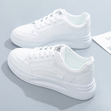 Białe, eleganckie sneakersy o lekkim komforcie