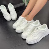 Białe, eleganckie sneakersy o lekkim komforcie