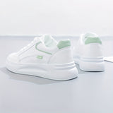 Białe, eleganckie sneakersy o lekkim komforcie