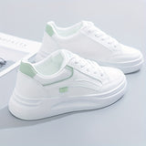 Białe, eleganckie sneakersy o lekkim komforcie